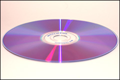 厚さ0.6mmのディスクを2枚貼り合わせた構造になっているDVDディスク