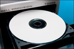パソコンのディスクトレイに書き込み用CD-Rを乗せた常態