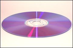 厚さ0.6mmのディスクを2枚貼り合わせた構造になっているDVDディスク